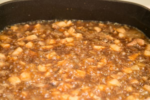 倒入醬油、米酒、冰糖、五香粉和白胡椒粉等調味料和豬骨高湯，煮至大滾。