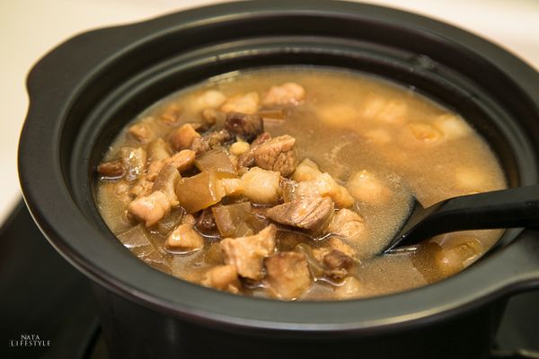 將所有煮滾的湯料全倒入陶鍋裡，蓋好蓋子後以小火燉熬1~1.5小時即完成(調味料多一點可放些油豆腐和雞蛋一起滷，美味指數破百!)