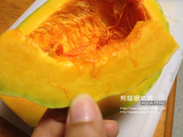 先將南瓜洗乾淨，帶皮切薄片