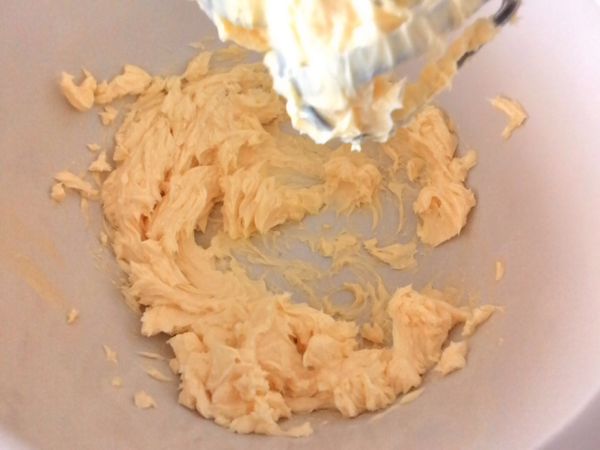 牛油放在室温，让它有点软了用电动打蛋器拌打。。