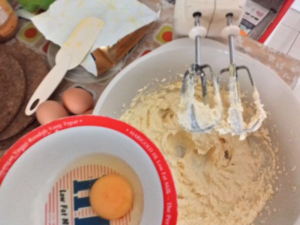 把一粒鸡蛋打入小碗里。。不要直接把全部鸡蛋都一次过打入碗里，以免臭蛋。。