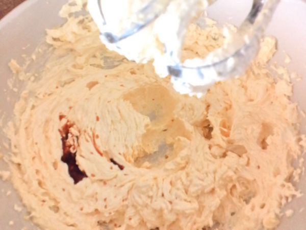 把香草精加入。。当然如果家里有天然的香草精或vanilla pod 的朋友可以用这些非人造香精会更好。。。