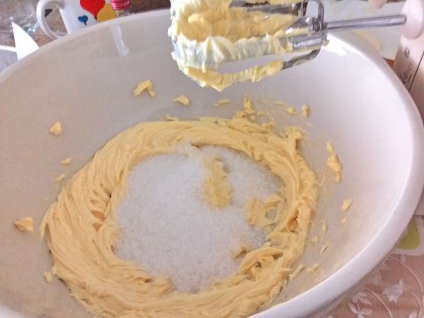 把白糖放入牛油里以中速一起拌打。。