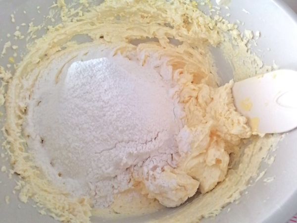 第一份筛入的面粉用塑胶勺子混和。。再把第二份的面粉筛入牛油糊里。。