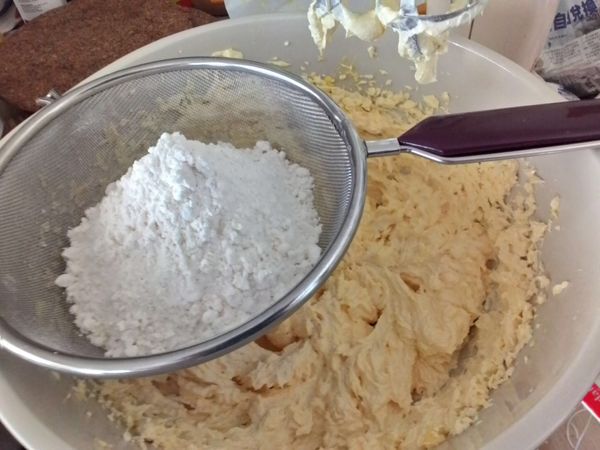 把混合好的面粉分成两份筛入。。