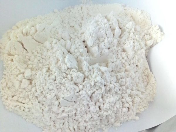 普通面粉和发粉用汤匙混合在一起。。
