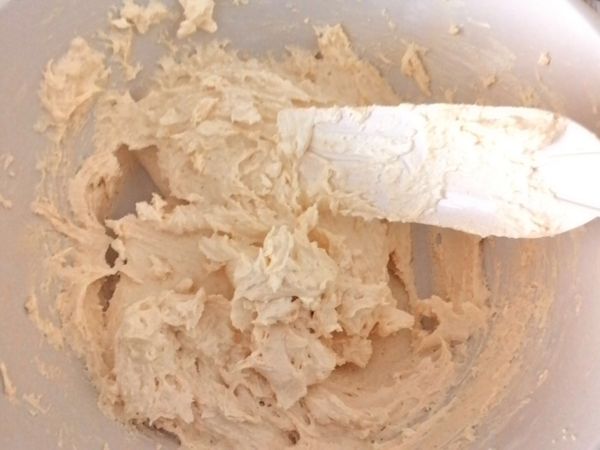 不要过度搅拌以免面粉起筋。。**喜欢比较潮湿的蛋糕的朋友可加入2汤匙的牛奶拌均。。