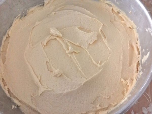 **记得事先把烤炉以180度预热。。
准备一个6或8寸的圆烤盘，用一点牛油抹在盘里以免沾盘。。 把蛋糕糊倒入烤盘里，用塑胶勺子大概弄平均。。