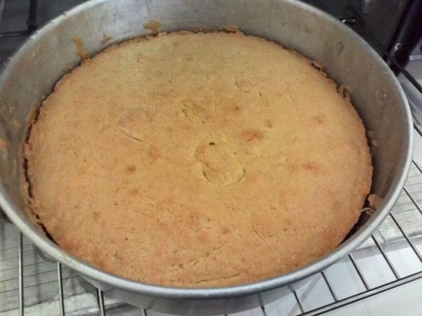 把烤盘放入预热的烤炉里，以180度烘烤大概45分钟。。期间一定要观察蛋糕的表面，如受热不均应该把烤盘转移方向以免颜色不均匀。。