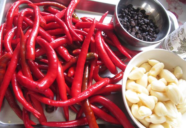 辣椒洗淨去蒂頭..晾乾
蒜頭去膜...不可沾到水