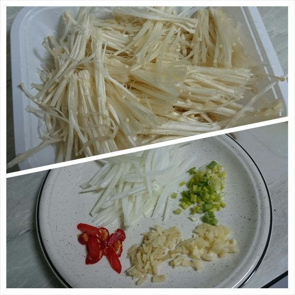 備料：洋蔥、大蒜、薑切末備用。金針菇對切，撕開。豆腐切方塊。