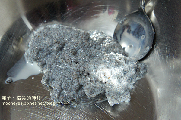 【Ａ】材料加入拌勻，泡上10分鐘