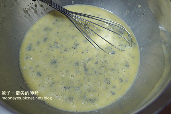 【Ｂ拌勻】再加入【材料Ａ】已經發好的奇亞籽拌入，打散打均勻，

直到奇亞籽不再有結塊狀態。