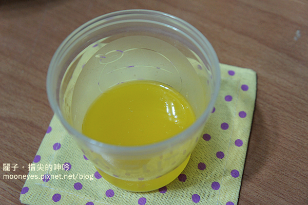 無鹽奶油隔水加熱融化後，加入以上的材料，拌勻。