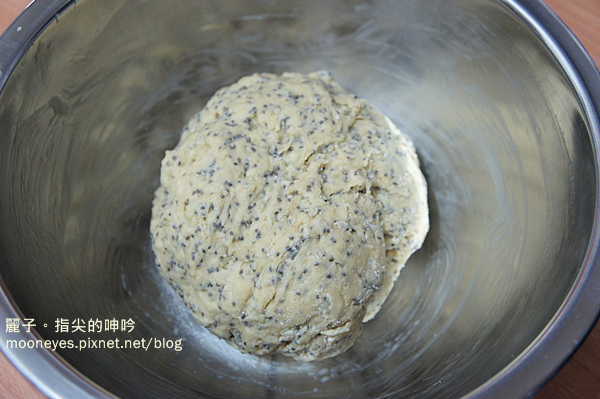 將粉類與上述液體攪拌均勻，直到沒有粉狀，麵粉加入時，用刮刀攪拌的速度要快，避免過久跟太用力的揉捏，會讓麵包變硬