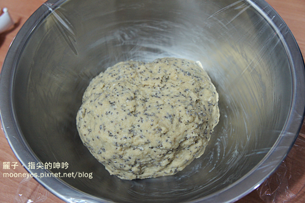 把滾圓的麵糰放入抹有薄油的容器內，蓋保鮮膜，在室溫發酵2小時