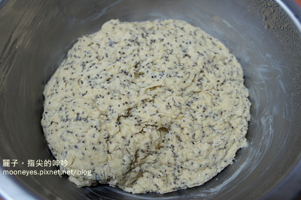 隔天使用時，會發現低溫發酵的麵團會稍微縮小