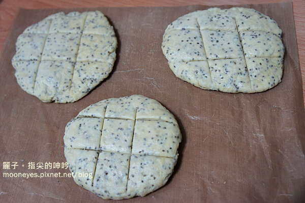 使用前，灑點麵粉做手粉，分出需要的大小，快速定型，稍微在麵糰上噴點水，繼續在室溫下二次發酵20-30分鐘，可以用切刀稍微畫個形狀，等一下蔥花比較好放