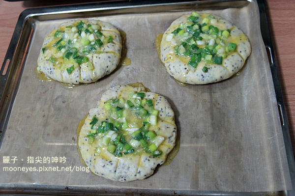 二次發酵後，進烤箱前再淋上蔥花，放多少都可以，反正蔥花還會縮水。
