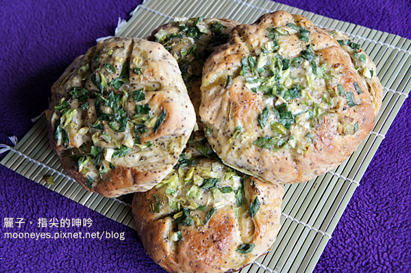 出爐後放在鐵架上放涼，之後用剪刀把流出的僵硬蛋液處理乾淨，就能擺出去囉。