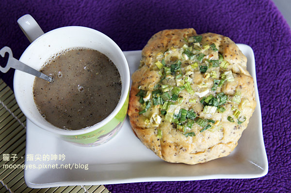 當早餐、點心、消夜都很健康，自己做的絕對安心～配上一杯穀物小舖出品的【綜合纖穀粉】，真的是超香的一份餐點哦。