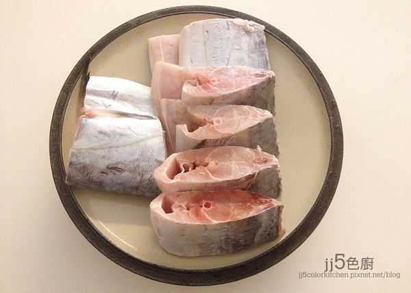 白帶魚去內臟，洗淨，切成4cm段。