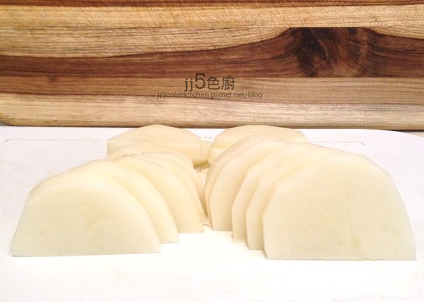 馬鈴薯去皮對切，再切成0.5cm厚的半圓形塊。
