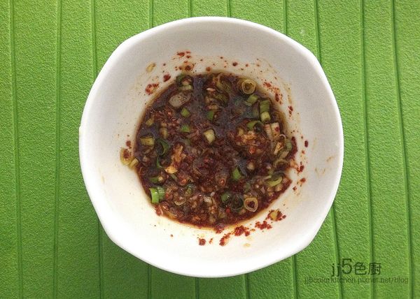 醬汁材料（留下一半的蔥花）放碗裡拌均勻。
