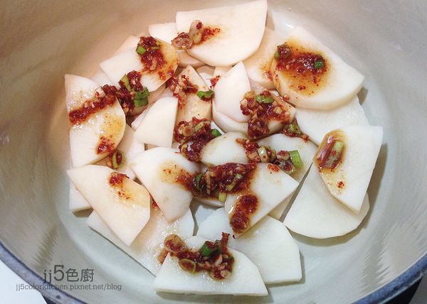 鍋底鋪馬鈴薯，倒入一半的醬料。