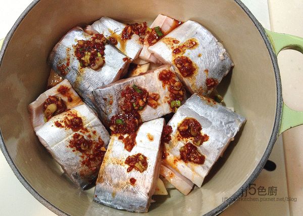 再鋪上白帶魚塊，倒入剩下的一半醬料和水，開火，中火燒開。