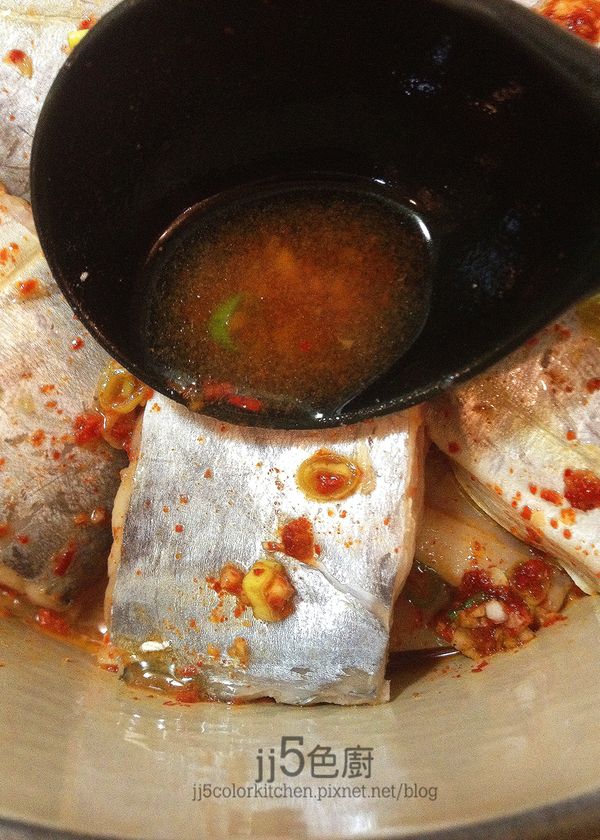 湯汁用湯匙淋在魚肉上，讓白帶魚入味均勻，中火慢煮20分鐘。