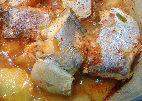 馬鈴薯熟軟入味，湯汁濃稠後，轉小火再煮5分鐘。