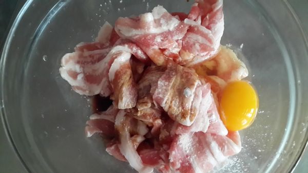 將薄切的五花肉先用醬油,蛋,太白粉一起放入碗中稍微醃制一下等他入味
