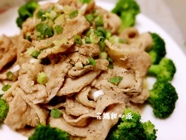 熱鍋後將肉片倒入快炒一下~因為是切薄片所以很快就熟囉!!起鍋前加入蔥末拌炒一下最後灑些胡椒鹽即可!