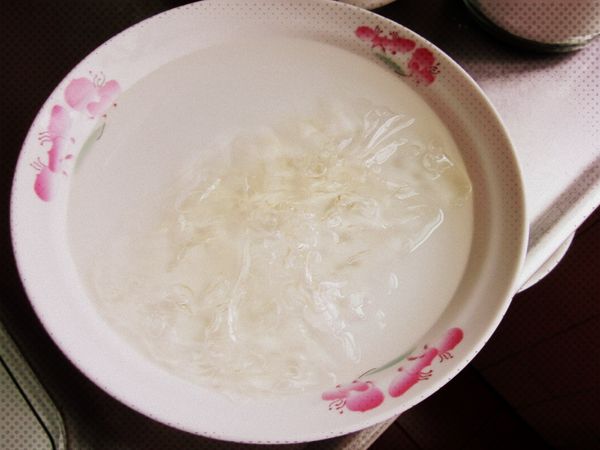 吉利丁片泡冰水，約10~15分鐘備用。