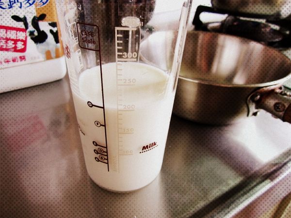 等待吉利丁軟化的同時準備好所有的材料。