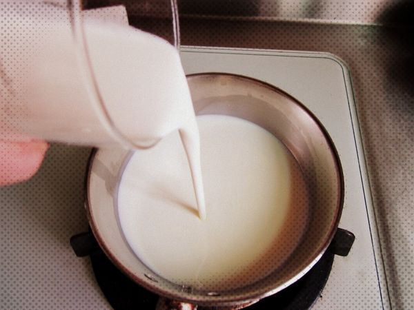 將鮮奶與鮮奶油及砂糖倒入鍋中，以小火加熱。