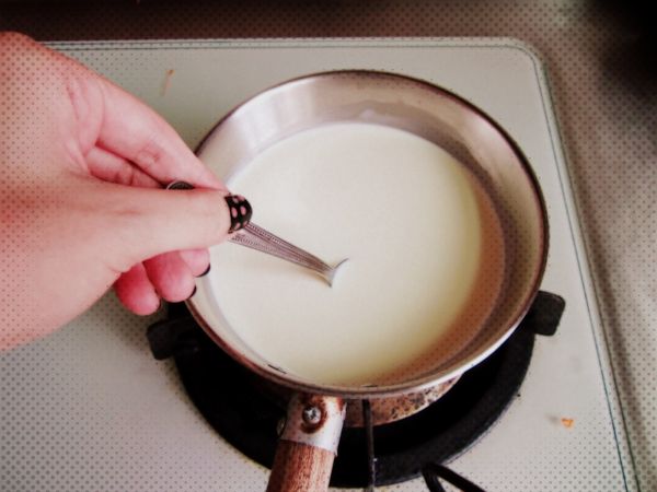 加熱的同時並不停地攪拌，以防黏鍋。