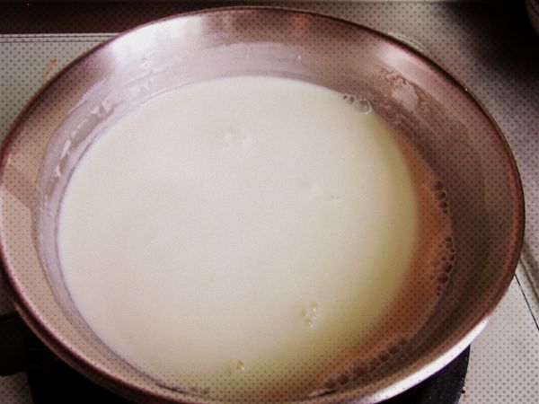 待周圍產生小氣泡即可關火。
加入浸泡軟化的吉利丁攪拌均勻。