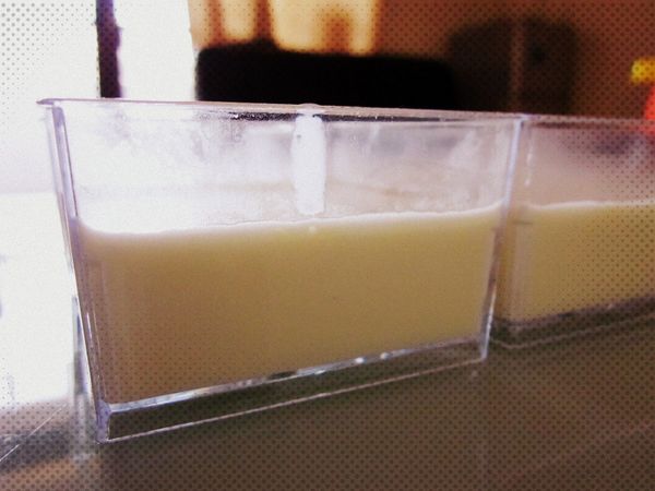 等奶酪液稍微涼了即可裝進容器內。