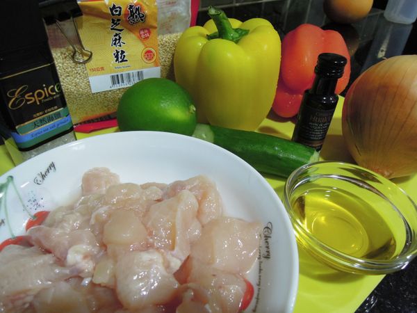 雞胸肉洗淨切小塊 (可白胡椒和一點料理米酒抓醃一下) 拿去電鍋蒸熟
洋蔥切絲洗淨泡水冷藏一下