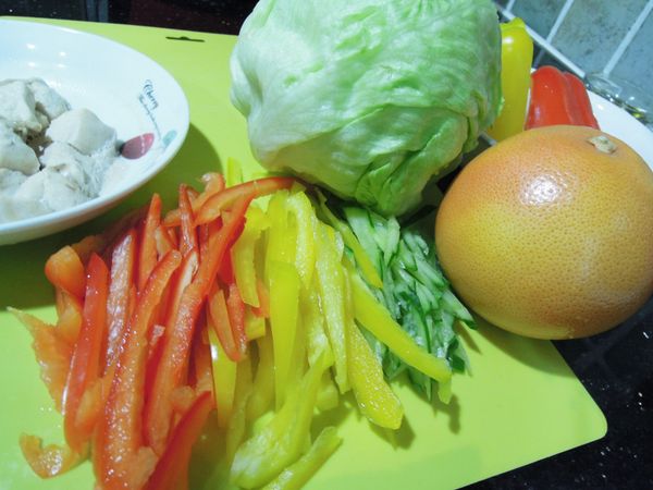 美生菜洗淨瀝乾  彩椒和小黃瓜切條狀  備用