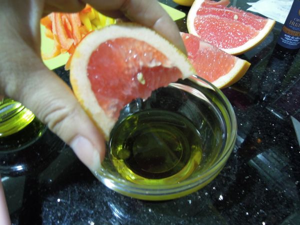 製作沙拉醬汁 (把所有【醬料】和在一起)
特別去買了一顆酸甜的葡萄柚來加在橄欖油裏  
但覺得不夠酸 所以又多擠了一片檸檬汁進去
將所有備好的食材擺盤