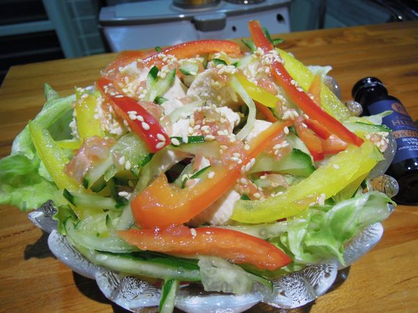 最後再將拌好的沙拉油醬均勻淋在食材上  
吃的時候記得要將食材和醬汁拌勻