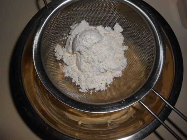 把材料二低粉分二次過篩進來，用刮刀壓、拌成一個油麵團(因為蛋有大有小，先加6大匙粉，太濕會黏手再慢慢加入剩於2匙，拌成不太會沾手的油麵團就好了，粉不一定要用完)。