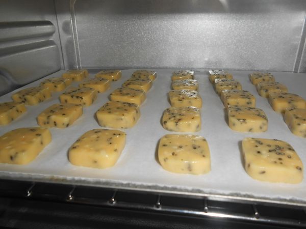 然後用180度烤15~18分鐘上色即可。此圖是剛入烤箱。