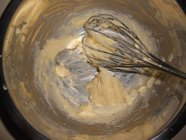 前置作業。把一顆蛋打散，等會兒取一半蛋液使用即可。先做材料一。備一鋼盆，把無鹽奶油切小塊放入，約15~20分鐘軟化(天氣熱較快軟)，軟化後把糖加進來用打蛋器攪打均勻。