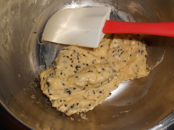 再加入黑芝麻粒拌勻。