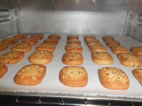 烤15分鐘的樣子。上色差不多可以手動關掉烤箱，悶一下再取出放涼。