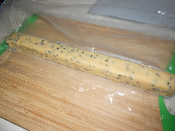 舖一層保鮮膜(我這次是把塑膠袋剪開使用)把麵團放上、整成長條狀、包起來緊緊壓成圓柱狀、放冰箱先冷藏1小時取出、整成四角形長條狀、再放回冷凍至少半天(10小時以上)。